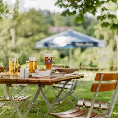 Unsere Biergartenwiese im Sommer