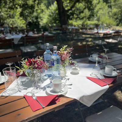 Gedeckter Tisch auf der Wiese