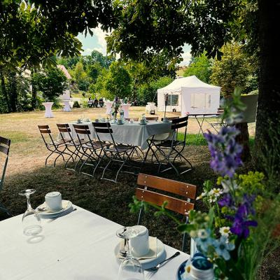Biergarten vorbereitet für eine Hochzeitsfeier