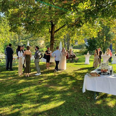 Hochzeitsgesellschaft im Biergarten