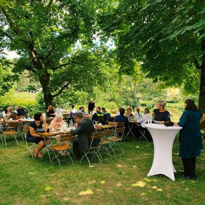 Hochzeitsgesellschaft im Biergarten
