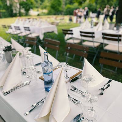 Eingedeckte Biergartentische