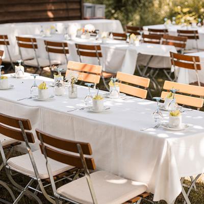 Eingedeckte Biergartentische