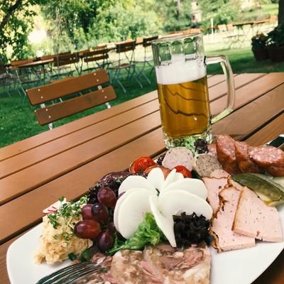Brotzeit im Biergarten