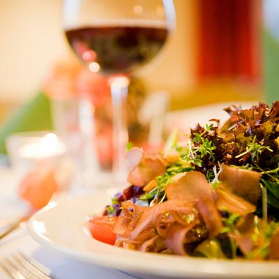 Rotwein und Vorspeisensalat